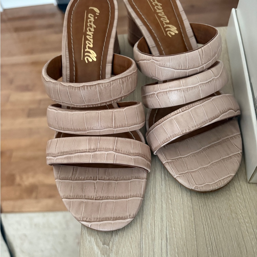 L'INTERVALLE Blush Croc-Embossed Sandals